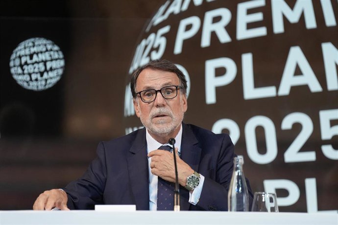 El presidente del Grupo Planeta, José Crehueras, durante una rueda de prensa el día anterior a la entrega del premio Planeta, en el Palau de la Música, a 14 de octubre de 2025, en Barcelona