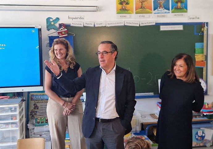 El delegado territorial de Desarrollo Educativo y FP y de Universidad, Investigación e Innovación, Miguel Briones, visita el CEIP Mario Vargas Llosa, en el municipio malagueño de Marbella.
