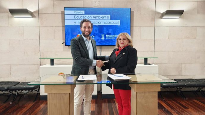 El presidente de la DPH, Isaac Claver, y la rectora de la Universidad de Zaragoza, Rosa Bolea.