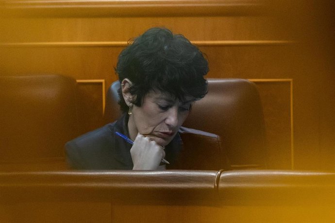 La ministra de Inclusión, Seguridad Social y Migraciones, Elma Saiz, durante una sesión de control en el Gobierno, en el Congreso de los Diputados, a 24 de septiembre de 2025, en Madrid (España).