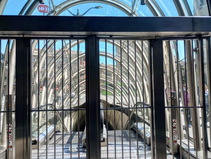 Archivo - La entrada a la estación de Abando del Metro Bilbao 