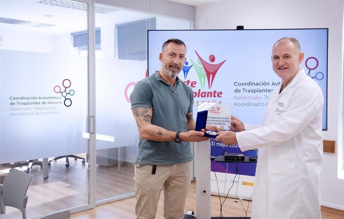 El deportista trasplantado, Iosu Martín entrega la medalla de oro obtenida en el Campeonato de España al doctor José Roldán Ramírez, Coordinador Autonómico de Trasplantes de Navarra.