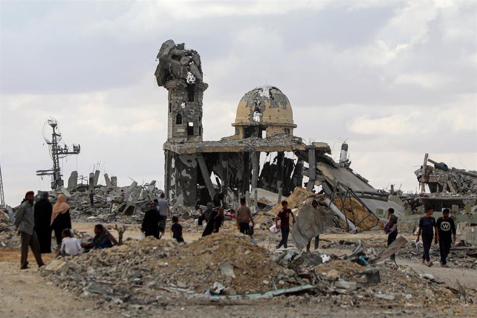 Palestinos junto a una mezquita destruida durante la ofensiva del Ejército de Israel después de la entrada en vigor del alto el fuego pactado entre el Gobierno israelí y Hamás (archivo)