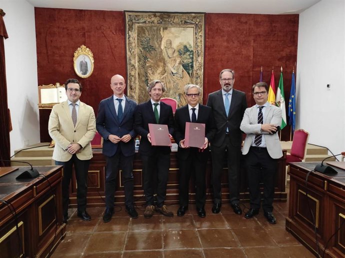 El presidente de la Diputación, Salvador Fuentes (tercero por la dcha.), y el director del Imibic, Pablo Pérez (cuarto), en la firma del acuerdo.