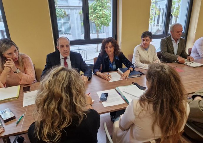 La consejera de Educación, Eva Ledo, se reúne con representantes sindicales de las escuelas infantiles.