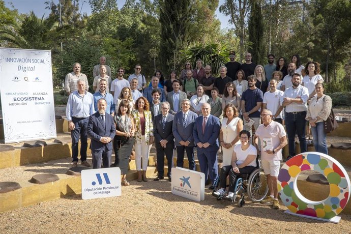 El presidente de la Diputación de Málaga, Francisco Salado; el subdirector general de la Fundación 'la Caixa', Marc Simón; y el director territorial de CaixaBank en Andalucía, Juan Ignacio Zafra, además de representantes de las entidades sociales