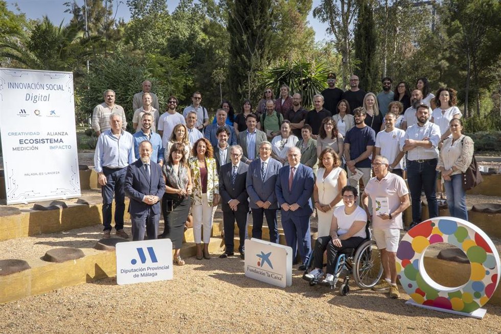El presidente de la Diputación de Málaga, Francisco Salado; el subdirector general de la Fundación 'la Caixa', Marc Simón; y el director territorial de CaixaBank en Andalucía, Juan Ignacio Zafra, además de representantes de las entidades sociales