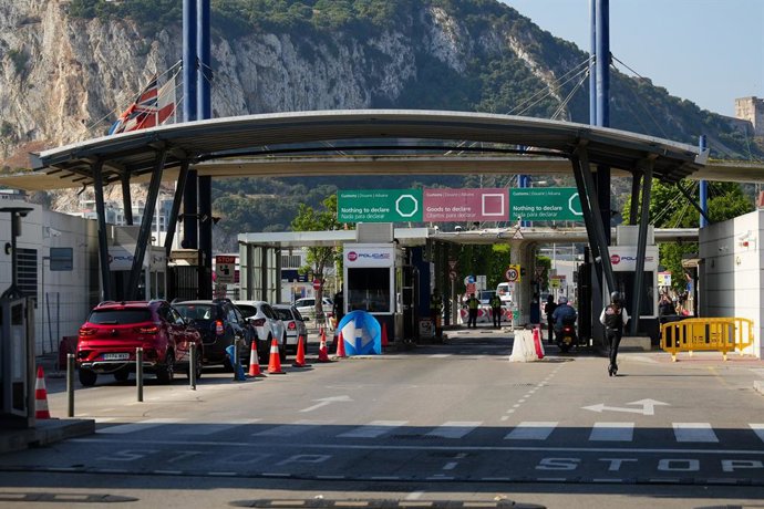Archivo - Arquivo - Imagens da fronteira entre a Espanha e o Rochedo de Gibraltar. Em 12 de junho de 2025, em La Línea de la Concepción, Cádiz (Andaluzia). A União Europeia e o Reino Unido chegaram a um acordo político na quarta-feira para pôr fim aos cin