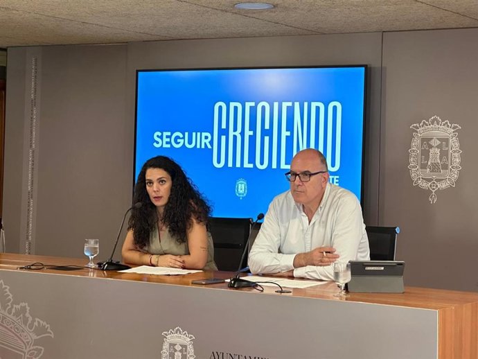 La portavoz del equipo de gobierno del Ayuntamiento de Alicante, Cristina Cutanda (i), y el vicealcalde de la ciudad, Manuel Villar (d), en una imagen de archivo