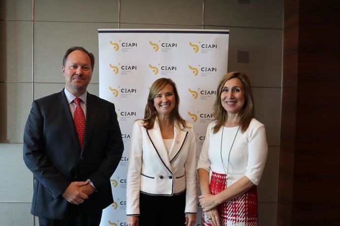 (De izq. a dcha.) David Gutiérrez Swanson, Gisela Sánchez y Núria Vilanova