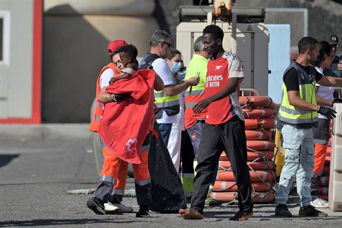 Efectivos de emergencias atienden a personas en el muelle de La Restinga, en el municipio de El Pinar, a 14 de octubre de 2025, en El Hierro, Islas Canarias (España)