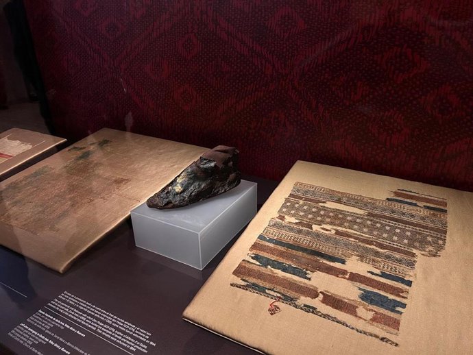 Zapato de cuero restaurado de doña Inés Téllez de Girón y Guevara, exhibido en el Museo Arquelógico Nacional