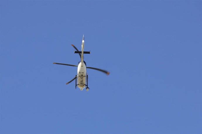 Archivo - Un helicóptero de la Policía Nacional sobrevuela la Basílica del Pilar durante la celebración de la misa pontifical en honor a la Virgen del Pilar, en Zaragoza, Aragón (España), a 12 de octubre de 2020.