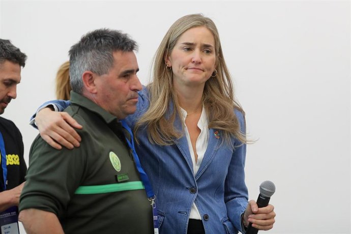 La vicepresidenta tercera y ministra para la Transición Ecológica y el Reto Demográfico, Sara Aagesen, con un agente de extinción de incendios emocionado al recordar los fuegos del verano y sus efectos en Ponferrada (León).
