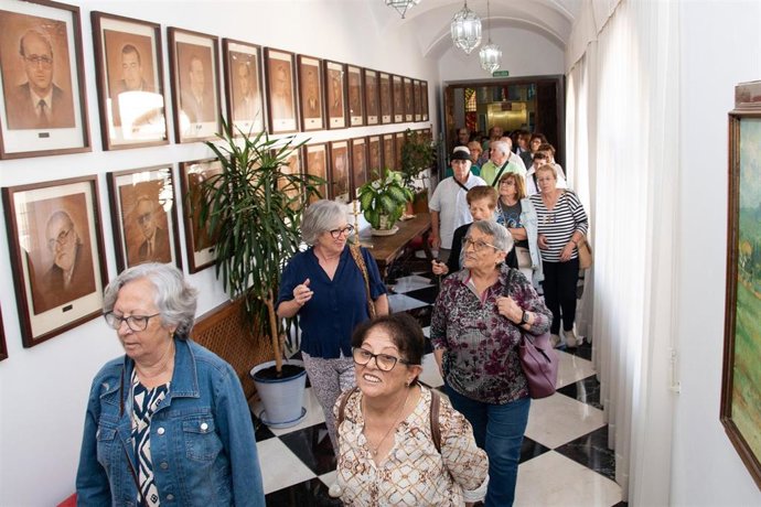 Personas mayores visitan las instalaciones de la Diputación de Cáceres en la X Semana de Puertas Abiertas