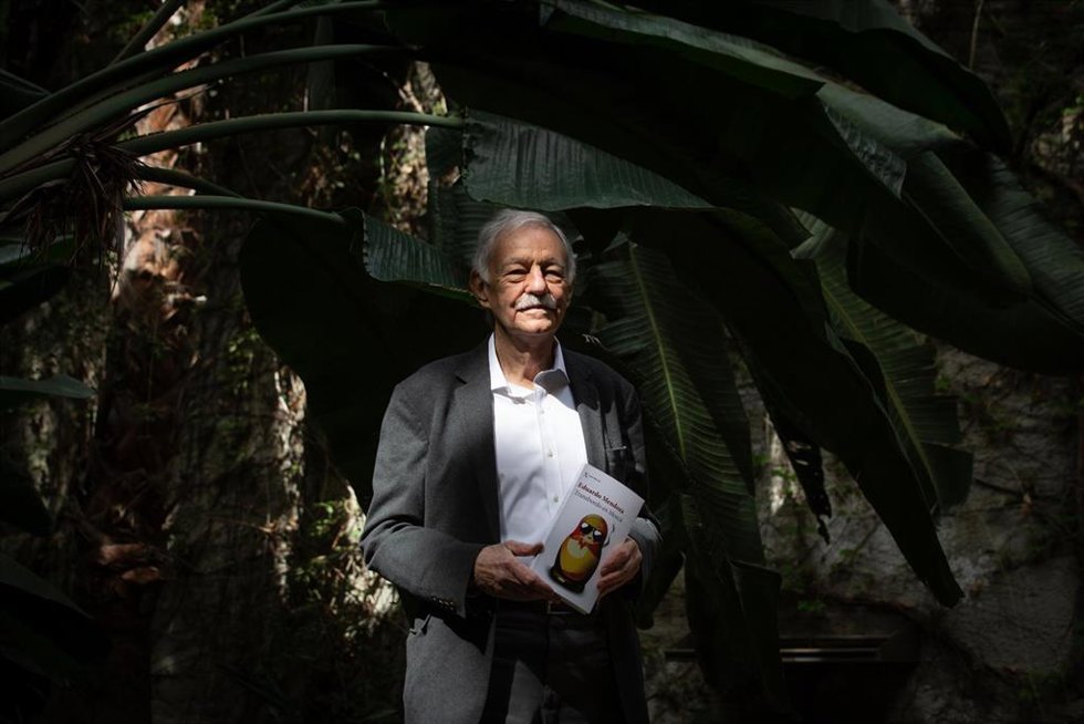Archivo - El escritor, Eduardo Mendoza, durante la presentación de su novela 'Transbordo en Moscú', a 9 de abril de 2021, en Barcelona, Catalunya, (España). Transbordo en Moscú, de la editorial Seix Barral, es la tercera entrega de la serie de novelas
