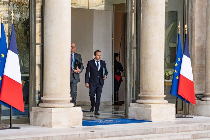 14 de outubro de 2025, Paris, Paris, França, França: O primeiro-ministro da França, SEBASTIEN LECORNU, deixa o Palácio do Eliseu após sua primeira reunião de gabinete, com foco no plano orçamentário de 2026... A reunião ocorreu no momento em que a França 