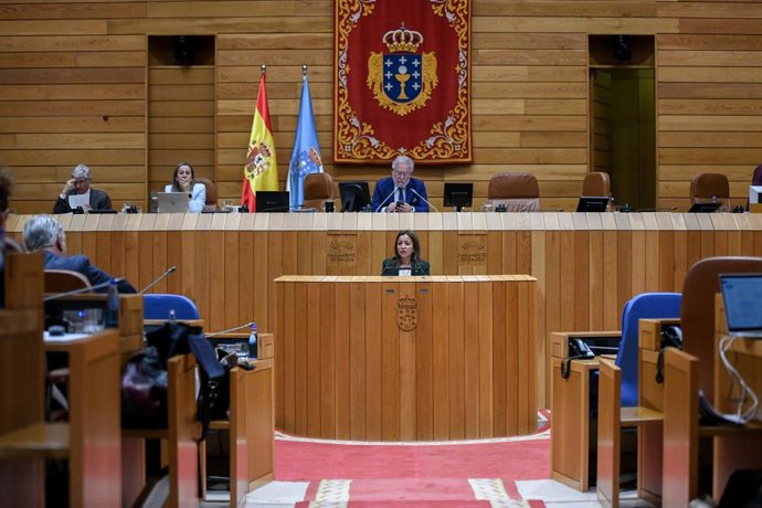 La conselleira do Mar, Marta Villaverde, en el pleno del Parlamento