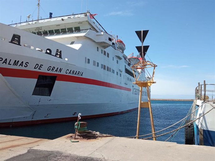 Archivo - El ferry 'Las Palmas de Gran Canaria' atracado en el Puerto de Almería
