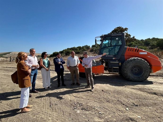 El delegado territorial de Sostenibilidad y Medio Ambiente de la Junta de Andalucía en Cádiz, Óscar Curtido, y el alcalde de Paterna de Rivera, Andrés Clavijo, en una visita un tramo de la cañada real Marchantiega donde se están acometiendo obras.