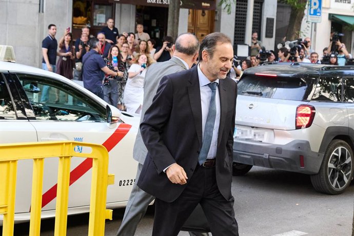 Archivo - El exasesor del exministro José Luis Ábalos Koldo García a su llegada al Tribunal Supremo, a 23 de junio de 2025, en Madrid (España). El instructor del 'caso Koldo' en el Tribunal Supremo (TS) ha citado a declarar como investigados al exministro