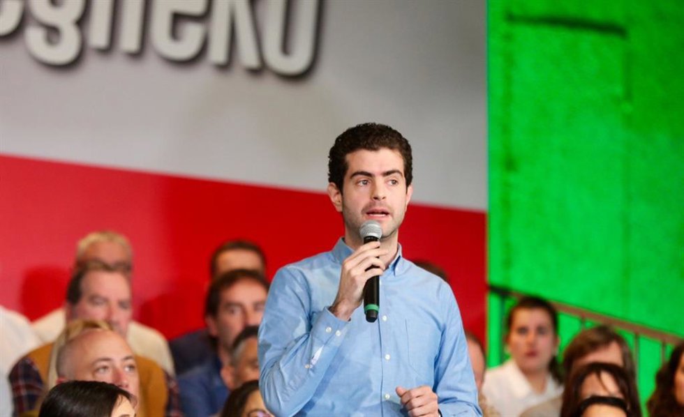Archivo - El alcalde de Alsasua, Javier Ollo, interviene en un acto.