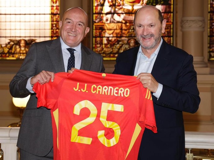 Carnero (i) y Louzán, en el Ayuntamiento.