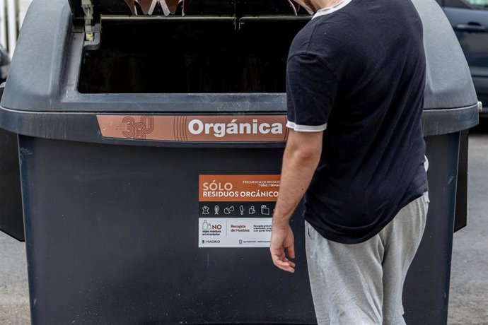 Archivo - Contenedor de basura de orgánica, a 10 de septiembre de 2025, en Madrid (España).