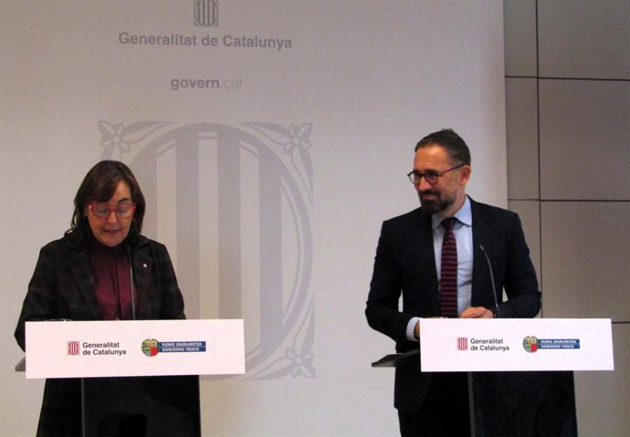 La consellera de Territorio, Vivienda y Transición Ecológica de la Generalitat, Sílvia Paneque, y el consejero de Vivienda y Agenda Urbana del Gobierno Vasco, Denis Itxaso, en rueda de prensa