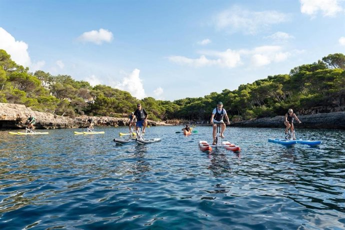 Un grupo de personas mayores realizan una actividad náutica, como bici de agua