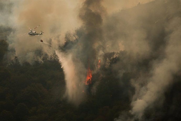 Archivo - Efectivos aéreos de los bomberos durante las labores de extinción del incendio de Avión, a 25 de agosto de 2025, en Avión, Ourense (España). El último de los incendios forestales registrados en Galicia, iniciado en Avión (Ourense) a las 17.09 de