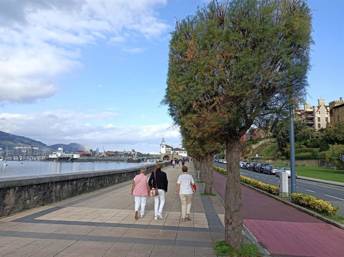 Varias personas pasean por Getxo (Bizkaia)