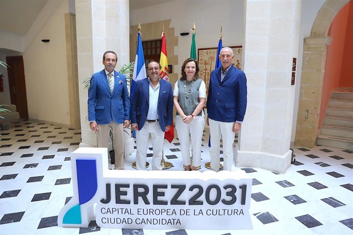 El delegado de Cultura, en el Ayuntamiento de Jerez de la Frontera, Francisco Zurita, y la presidenta del Club de Enganches de Jerez, Ángeles Mata, presentan el Encuentro Social de Enganches
