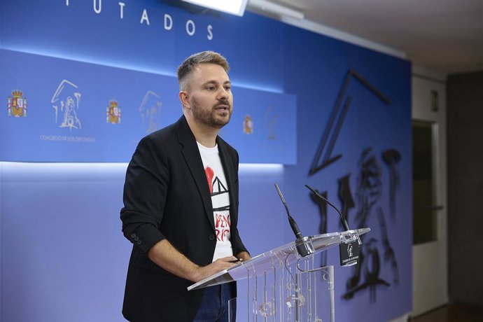 Archivo - Arxiu- El diputat de Sumar Alberto Ibáñez durant una roda de premsa anterior a la reunió de la junta de portaveus, al Congrés dels Diputats, a 9 de setembre del 2025, a Madrid (Espanya).
