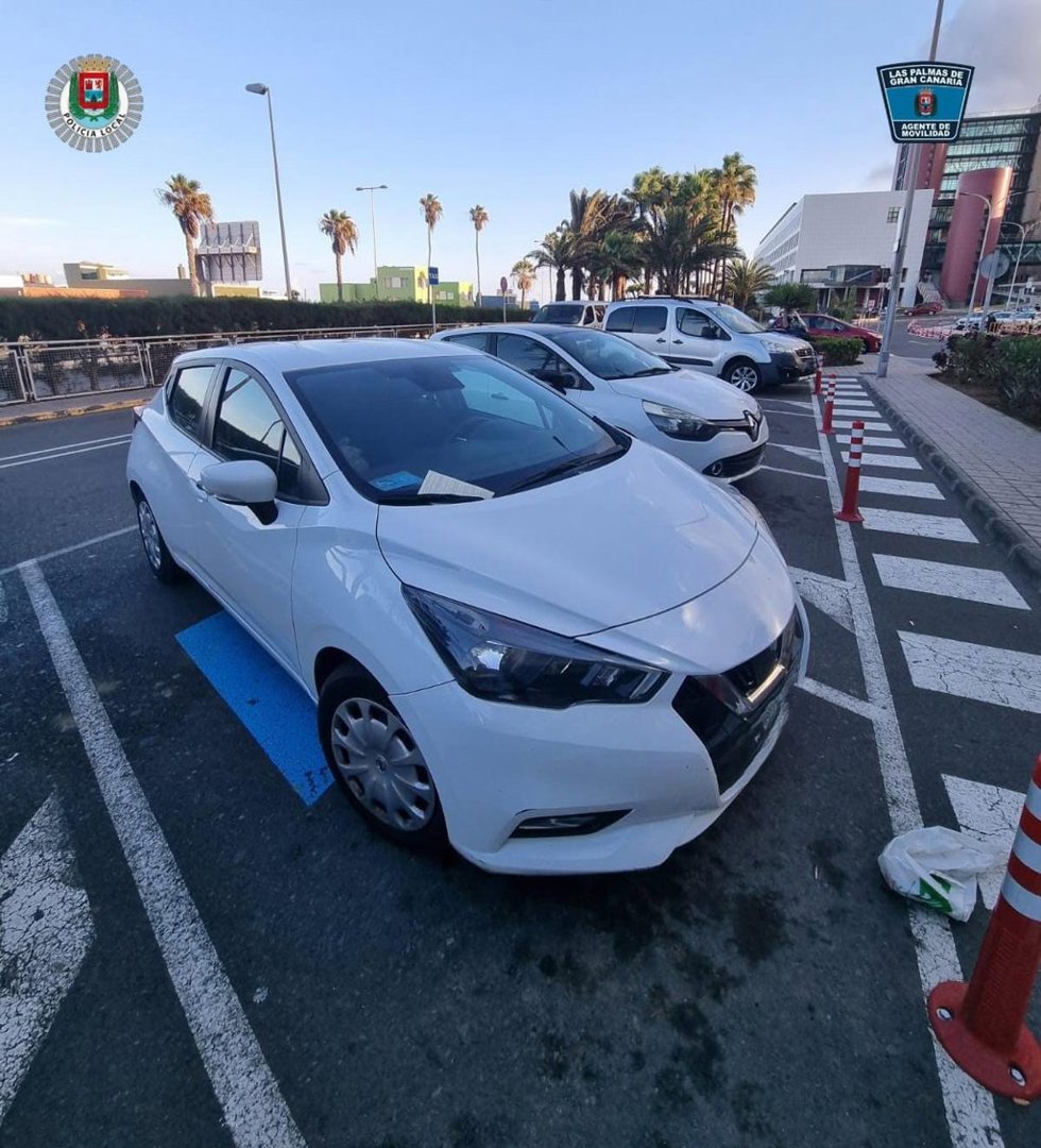 Identificada una conductora por la tarjeta PMR de su padre para aparcar al visitar al hospital en Gran Canaria