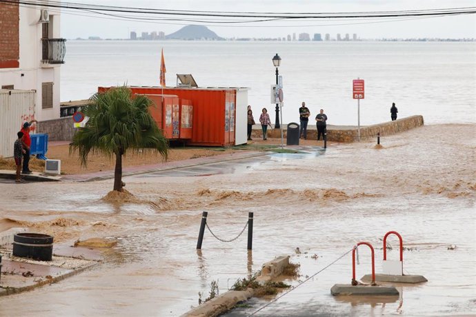 Agua entrando al Mar Menor en Los Alcázares durante la dana Alice