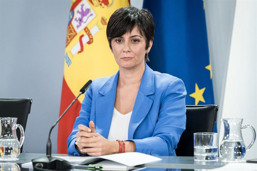 La ministra de Vivienda y Agenda Urbana, Isabel Rodríguez, durante una rueda de prensa posterior a la reunión del Consejo de Ministros, en el Palacio de la Moncloa, a 14 de octubre de 2025, en Madrid (España).  