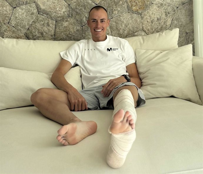 El ciclista español Enric Mas, intervenido de su pierna izquierda.