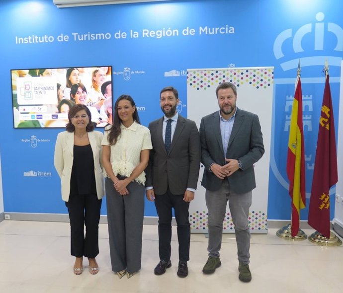 La consejera Carmen Conesa, con la directora de Gastroactitud, el responsable de Comunicación de Estrella de Levante y el director del Instituto de Turismo