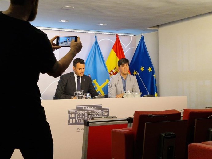 Guillermo Peláez, a la izquierda