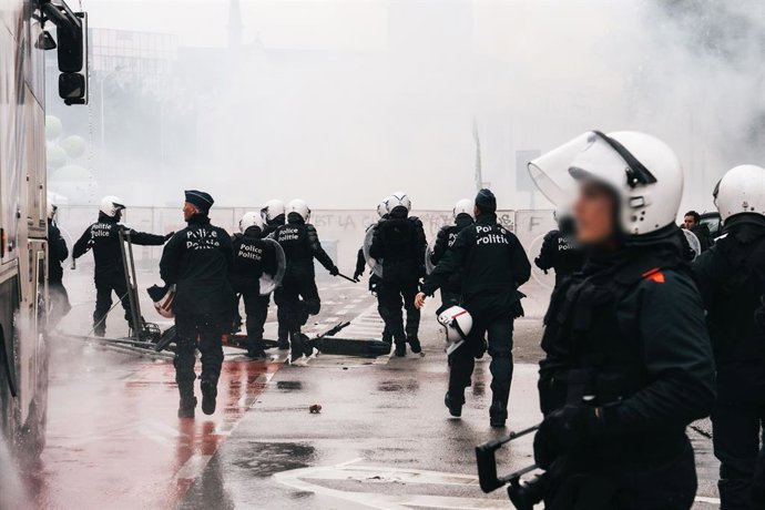 Protesters clash with riot police at a joint demonstration in Brussels against Arizona government measures On Tuesday 14 October 2025.