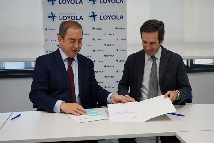 El rector de la Universidad Loyola, Fabio Gómez-Estern, y el hermano mayor de Las Cigarreras, Luis de la Iglesia, en la firma del convenio.