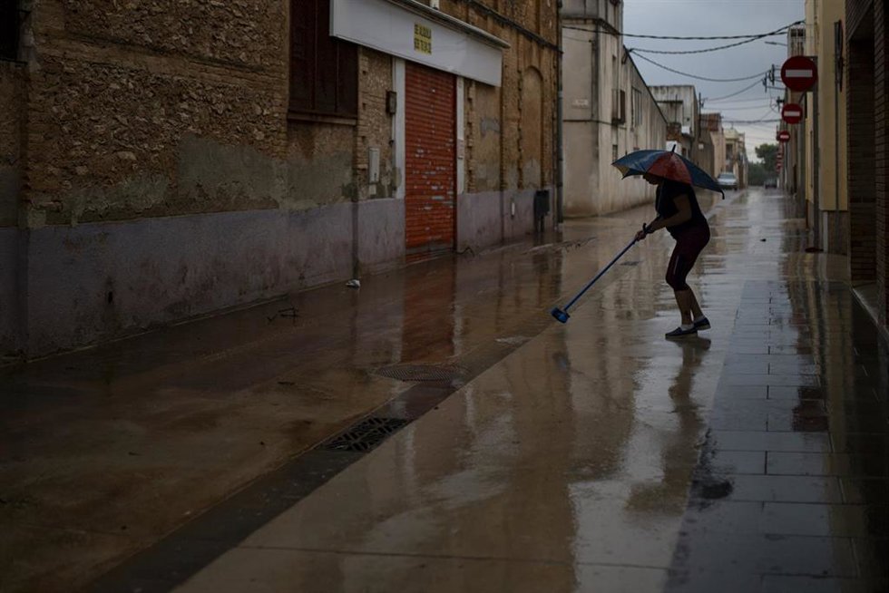 Vecinos limpian el barro de las calles, a 13 de octubre de 2025, en Santa Bárbara, Tarragona