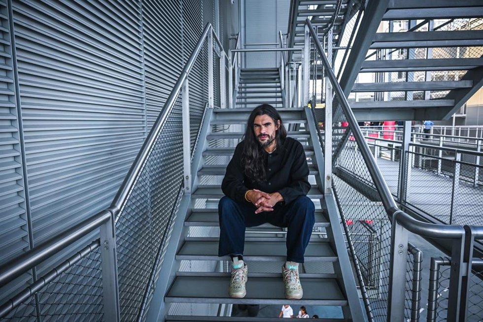 El director Óliver Laxe posa durante el Festival de Cine de Santander (FCS), en el Centro Botín, a 17 de septiembre de 2025, en Santander, Cantabria (España). Se da la circunstancia de que esta mañana ha sido elegida su última película, Sirat, para re