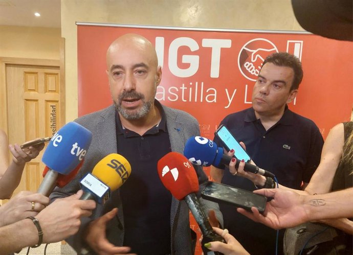 Archivo - Imagen de archivo de Óscar Lobo (izda).