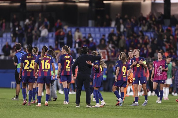 Jugadoras del Barça Femení celebran el triunfo ante el Bayern de Múnich en la Champions Femenina 2025/26