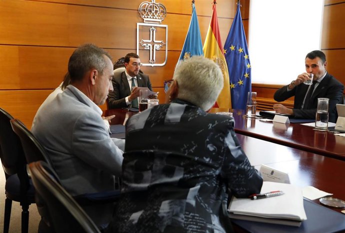 Guillermo Peláez, a la derecha