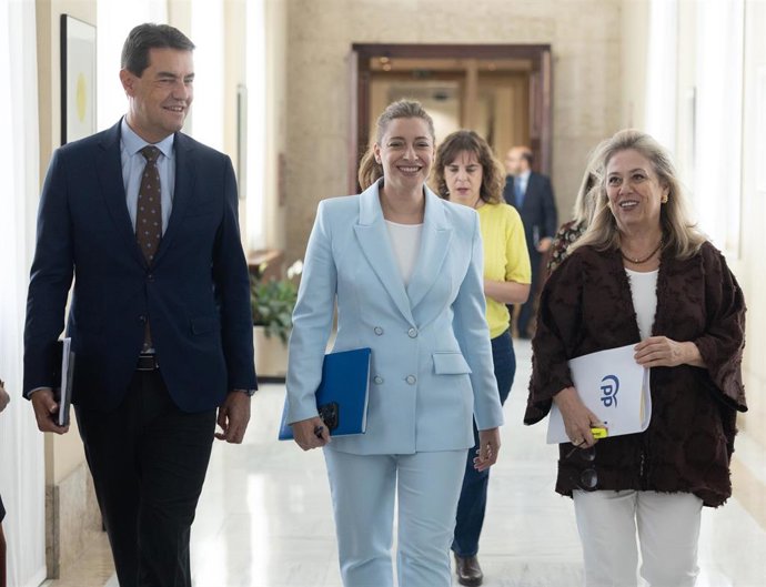 La portavoz del PP en el Congreso, Ester Muñoz (2i), a su llegada a la Junta de Portavoces, en el Congreso, a 14 de octubre de 2025, en Madrid (España).