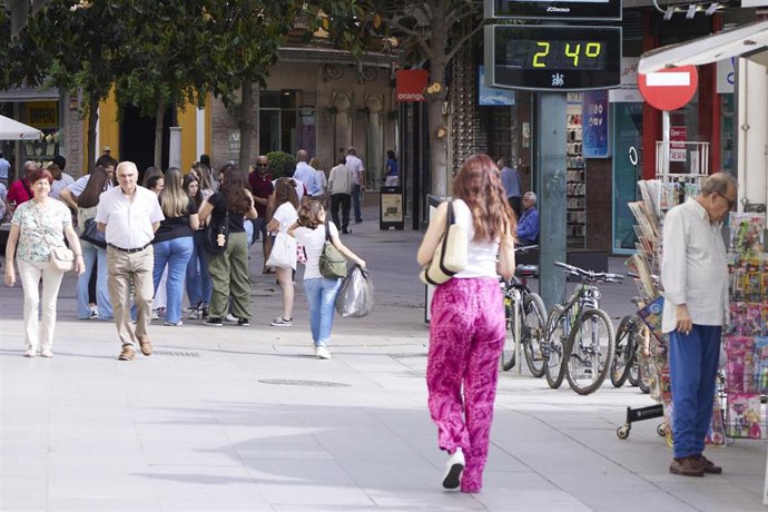 Archivo - Personas, a 28 de abril de 2023 en Córdoba (Andalucía, España). 