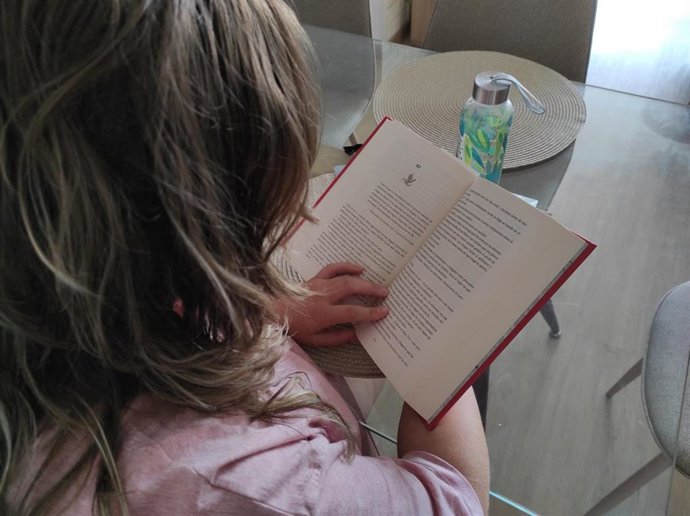 Archivo - Una mujer lee un libro.